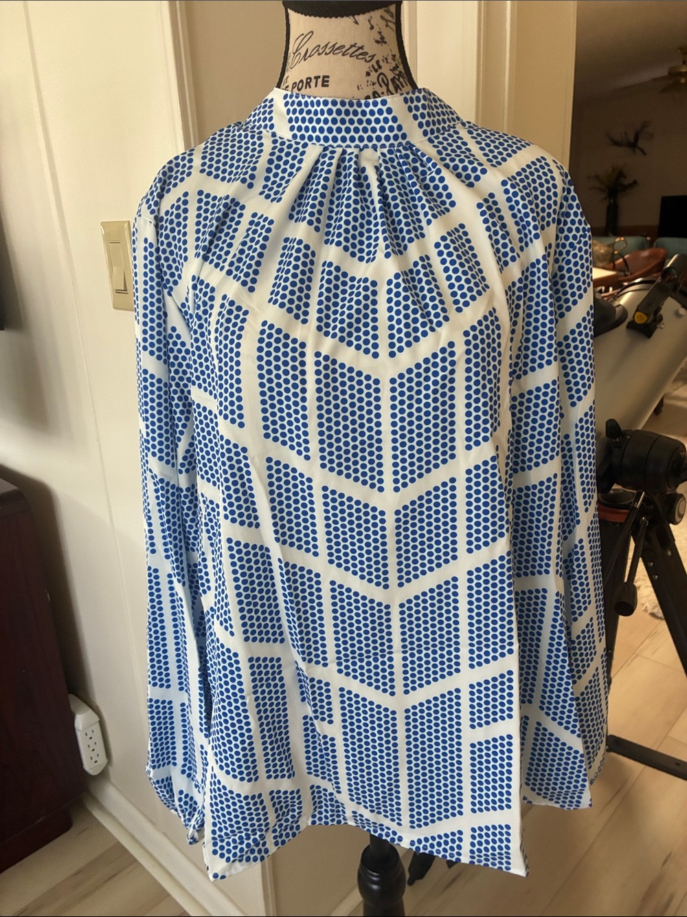 SHEIN Blue and White Geometric Dot Print Blouse Plus 2X never worn nwot